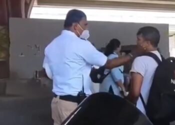 ಬೈಕ್‌ ಸವಾರನಿಗೆ ನಡುರಸ್ತೆಯಲ್ಲೇ ಸಂಚಾರಿ ಪೋಲಿಸರಿಂದ ಕಪಾಳ ಮೋಕ್ಷ ; ವಿಡಿಯೋ ವೈರಲ್‌