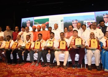 ‘ಪಾಲನೇತ್ರ’ ನಾಡು, ನುಡಿಯ ಅವಿರತ ಸೇವೆಯಿಂದ ಕನ್ನಡದ ಕಟ್ಟಾಳುವಾಗಿದ್ದಾರೆ: ವಿ.ಸೋಮಣ್ಣ ಶ್ಲಾಘನೆ!