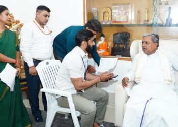 ಸಿಎಂ ಮನೆಯಲ್ಲಿ ಜಾತಿ ಗಣತಿ.. ಚಿಂತೆ ಬಿಟ್ಟು, ಧೈರ್ಯವಾಗಿ ಮಾಹಿತಿ ಹಂಚಿಕೊಳ್ಳಿ ಎಂದು ಸಿದ್ದರಾಮಯ್ಯ ಕರೆ!