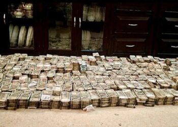 ಲಂಚ ಪ್ರಕರಣದಲ್ಲಿ ಐಪಿಎಸ್‌ ಅಧಿಕಾರಿ ಅರೆಸ್ಟ್‌: ಮನೆಯಲ್ಲಿ 5 ಕೋಟಿ ನಗದು, ಚಿನ್ನ, ಆಡಿ-ಮರ್ಸಿಡಿಸ್‌ ಕಾರುಗಳು ಪತ್ತೆ!