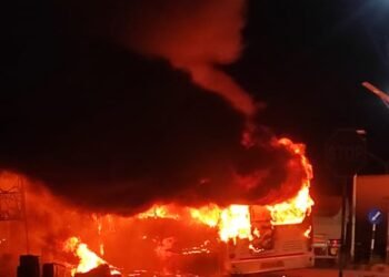 ಚಲಿಸುತ್ತಿದ್ದ ಖಾಸಗಿ ಬಸ್‌ನಲ್ಲಿ ಭಾರಿ ಬೆಂಕಿ ದುರಂತ | 36 ಪ್ರಯಾಣಿಕರು ಬಚಾವ್‌