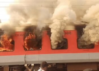 ಗರೀಬ್ ರಥ ಎಕ್ಸ್ಪ್ರೆಸ್ ರೈಲಿನಲ್ಲಿ ಭಾರೀ ಅಗ್ನಿ ದುರಂತ – ಧಗಧಗನೆ ಹೊತ್ತಿ ಉರಿದ ಬೋಗಿಗಳು!