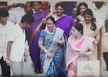 ಮೊದಲ ಬಾರಿ ಹಾಸನಾಂಬೆ ದರ್ಶನ ಪಡೆದ ಸಿಎಂ ಪತ್ನಿ!