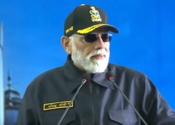 ಐಎನ್ಎಸ್ ವಿಕ್ರಾಂತ್ನಲ್ಲಿ ರಾತ್ರಿ ಕಳೆದ ಪ್ರಧಾನಿ ಮೋದಿ: ನೌಕಾಪಡೆ ಯೋಧರೊಂದಿಗೆ ದೀಪಾವಳಿ ಆಚರಣೆ