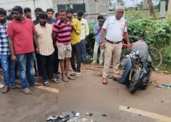 ಬೆಂಗಳೂರು : ಓವರ್ಟೇಕ್ ಮಾಡುವ ಭರದಲ್ಲಿ ಲಾರಿಗೆ ಬೈಕ್ ಡಿಕ್ಕಿ.. ಇಬ್ಬರು ಸ್ಥಳದಲ್ಲೇ ಸಾವು,  ಓರ್ವ ಗಂಭೀರ!