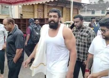 ಸರತಿ ಸಾಲಲ್ಲಿ ನಿಂತು ಹಾಸನಾಂಬೆ ದರ್ಶನ ಪಡೆದ ನಟ ಧ್ರುವ ಸರ್ಜಾ!