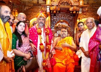 ಮಂತ್ರಾಲಯ ರಾಯರ ದರ್ಶನ ಪಡೆದ ಡಿಕೆಶಿ ದಂಪತಿ!