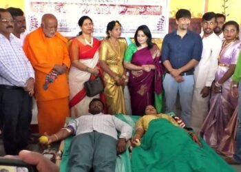ಮಂಡ್ಯದಲ್ಲಿ ಸಸಿ ನೆಟ್ಟು, ರಕ್ತದಾನದ ಮೂಲಕ ದಾಂಪತ್ಯ ಜೀವನಕ್ಕೆ ಕಾಲಿಟ್ಟ ನವ ಜೋಡಿ