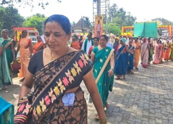 ಸಾರಾಯಿ ನಿಷೇಧಿಸಿ, ನಮ್ಮ ಕುಟುಂಬಗಳನ್ನು ಬದುಕಿಸಿ : ಬೀದಿಗಿಳಿದು ನಾರಿಮಣಿಯರ ಪ್ರತಿಭಟನೆ