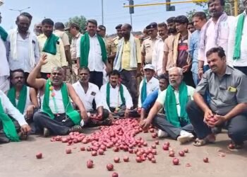 ಈರುಳ್ಳಿ ದರ ಕುಸಿತ| ಕಂಗಾಲಾದ ರೈತರು: ರಸ್ತೆಯಲ್ಲಿ ಈರುಳ್ಳಿ ಸುರಿದು ಪ್ರತಿಭಟನೆ