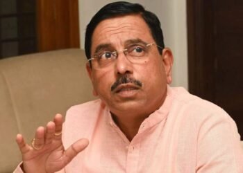 ದಿಲ್ಲಿ ಸ್ಫೋಟದಿಂದ ದೇಶವೇ ತಲ್ಲಣಗೊಂಡಿದೆ, ಆದ್ರೆ ಕಾಂಗ್ರೆಸ್ ಕೆಟ್ಟ ರಾಜಕಾರಣ ಮಾಡ್ತಿದೆ | ಜೋಶಿ ಕಿಡಿ