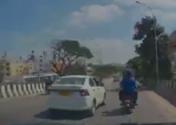 ‌ಸೈಡ್‌ ಕೊಡದಿದ್ದಕ್ಕೆ ಕಿರಿಕ್‌ | ಕಾರಿನಿಂದ ಬೈಕ್‌ಗೆ  ಗುದ್ದಿಸಿದ ಕ್ಯಾಬ್‌ ಚಾಲಕ ; ಸಾಮಾಜಿಕ ಜಾಲತಾಣದಲ್ಲಿ ವಿಡಿಯೋ ವೈರಲ್