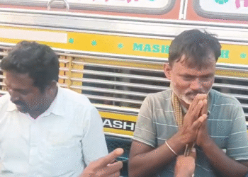 ಗದಗ | ಮೆಕ್ಕೆಜೋಳ ತುಂಬುವಾಗ ದಲ್ಲಾಳಿಗಳಿಂದ ಗೋಲ್ಮಾಲ್ ; ರೈತರಿಂದ ಬಿತ್ತು ಗೂಸಾ