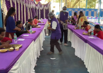 HSRನಲ್ಲಿ ರಾಗಿ ಮುದ್ದೆ ನಾಟಿ ಕೋಳಿ ಸಾಂಬಾರ್ ತಿನ್ನುವ ಸ್ಪರ್ಧೆ | ನಾಮುಂದು ತಾಮುಂದು ಎಂದು ಮುದ್ದೆ ನುಂಗಿದ ಸ್ಪರ್ಧಿಗಳು