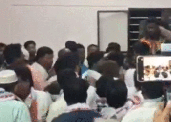 ಶಿಡ್ಲಘಟ್ಟ ಕಾಂಗ್ರೆಸ್ ಕಾರ್ಯಕ್ರಮದಲ್ಲಿ ಮಾರಾಮಾರಿ | ದೊಣ್ಣೆ, ಚೇರ್‌ಗಳಲ್ಲಿ ಹೊಡೆದಾಡಿಕೊಂಡ  ‘ಕೈʼ ನಾಯಕರು