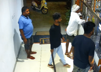 ಕುಣಿಗಲ್ನಲ್ಲಿ ಪುಡಿರೌಡಿಗಳ ಅಟ್ಟಹಾಸ | ಬಿಯರ್ ಹಣ ಕೇಳಿದ್ದಕ್ಕೆ ಲಾಂಗ್ ಬೀಸಿ ಬೆದರಿಕೆ