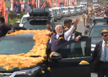 ಮಂಗಳೂರಿಗೆ ಬಂದಿಳಿದ ಪ್ರಧಾನಿಗೆ ಹೂ ಮಳೆಯ ಸ್ವಾಗತ | ರೋಡ್‌ ಶೋ ಆರಂಭ..!