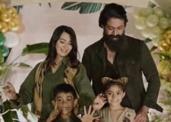 ಕಾಡಿನ ಮಧ್ಯೆ ಬರ್ತಡೆ ಸೆಲೆಬ್ರೆಶನ್‌ | ಹಾವನ್ನು ಕೈಯಲ್ಲಿ ಹಿಡಿದ ಯಶ್‌ ಮಗ