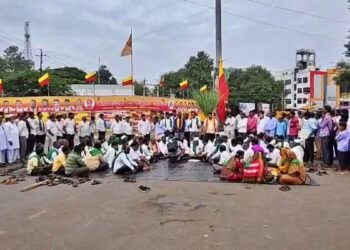 ಆರನೇ ದಿನಕ್ಕೆ ಕಾಲಿಟ್ಟ ಕಬ್ಬು ಬೆಳೆಗಾರರ ಹೋರಾಟ : ರಾಜ್ಯ ಹೆದ್ದಾರಿ ಬಂದ್