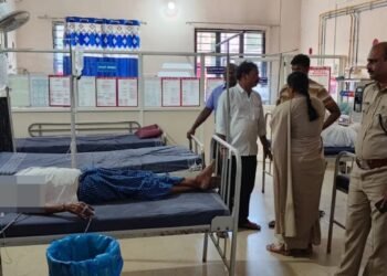 ಬೆಳೆಹಾನಿಗೆ ಬಾರದ ಪರಿಹಾರ | ನಾಡಕಚೇರಿಯಲ್ಲೇ ವಿಷ ಸೇವಿಸಿ ಆತ್ಮಹತ್ಯೆಗೆ ಯತ್ನಿಸಿದ ರೈತ!