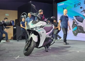 ಯಮಹಾ ಏರಾಕ್ಸ್ ಎಲೆಕ್ಟ್ರಿಕ್ ಅನಾವರಣ : 106 ಕಿ.ಮೀ. ರೇಂಜ್, ಸ್ಪೋರ್ಟಿ ವಿನ್ಯಾಸದೊಂದಿಗೆ ಭಾರತದ ಮಾರುಕಟ್ಟೆಗೆ ಲಗ್ಗೆ!