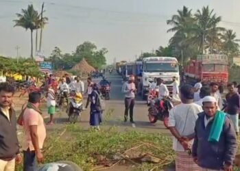 ಕಬ್ಬಿಗೆ ಬೆಲೆ ನಿಗದಿ ವಿಚಾರ | ಮುಧೋಳ, ಜಮಖಂಡಿಯಲ್ಲಿ ಭುಗಿಲೆದ್ದ ರೈತರ ಆಕ್ರೋಶ.. ರಸ್ತೆ ಬಂದ್ ಮಾಡಿ ಪ್ರೊಟೆಸ್ಟ್‌!