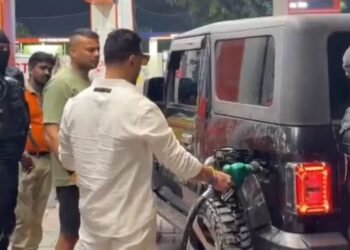 ‘ಬ್ಲ್ಯಾಕ್ ಕ್ಯಾಟ್’ ಕಮಾಂಡೋ ವೇಷಧಾರಿಗಳ ಜೊತೆ ಬಂದು ‘ಥಾರ್’ ಮೇಲೆ ಪೆಟ್ರೋಲ್ ಸುರಿದ ಯೂಟ್ಯೂಬರ್!