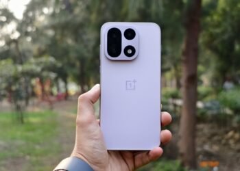 OnePlus 15 ಭಾರತದಲ್ಲಿ ಬಿಡುಗಡೆ : ಸ್ಮಾರ್ಟ್‌ಫೋನ್ ಜಗತ್ತಿನಲ್ಲಿ ಹೊಸ ಸಂಚಲನ