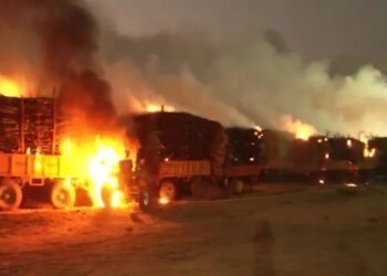 ಮುಧೋಳದಲ್ಲಿ ವಿಕೋಪಕ್ಕೆ ತಿರುಗಿದ ರೈತರ ಹೋರಾಟ | 100ಕ್ಕೂ ಹೆಚ್ಚು ಟ್ರ್ಯಾಕ್ಟರ್ ಟ್ರಾಲಿಗಳಿಗೆ ಬೆಂಕಿ, ಸಾವಿರಾರು ಟನ್‌ ಕಬ್ಬು ಭಸ್ಮ!