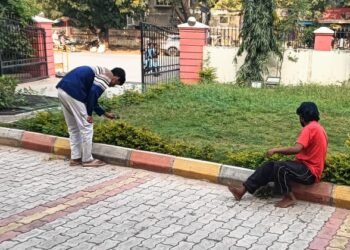 ಕೊಪ್ಪಳ | ಗಾಂಜಾ ಸೇವಿಸಿ ಕಂಡ ಕಂಡಲ್ಲಿ ಉಗುಳುತ್ತಿದ್ದವರಿಗೆ ದಂಡ, ಕೋರ್ಟ್‌ ಆವರಣ ಸ್ವಚ್ಚ ಮಾಡುವ ಶಿಕ್ಷೆ