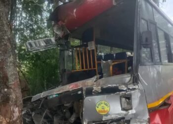 ಹಾಸನದಲ್ಲಿ ನಿಯಂತ್ರಣ ತಪ್ಪಿ ಸಾರಿಗೆ ಬಸ್ ಮರಕ್ಕೆ ಡಿಕ್ಕಿ | 10ಕ್ಕೂ ಹೆಚ್ಚು ಮಂದಿಗೆ ಗಾಯ, ಐವರ ಸ್ಥಿತಿ ಗಂಭೀರ!