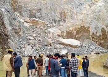 ಕಲ್ಲು ಕ್ವಾರಿ ಕುಸಿತ : ಅವಶೇಷಗಳಡಿ ಸಿಲುಕಿದ ಕಾರ್ಮಿಕರು