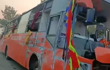 ಆಗ್ರಾ ಎಕ್ಸ್​ಪ್ರೆಸ್​ ವೇನಲ್ಲಿ ಡಬಲ್ ಡೆಕ್ಕರ್ ಬಸ್ ಪಲ್ಟಿ | ಮೂವರು ಸಾವು, 12ಕ್ಕೂ ಹೆಚ್ಚು ಮಂದಿಗೆ ಗಾಯ!