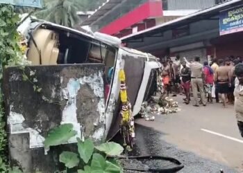 ಮಂಡ್ಯದಿಂದ ಶಬರಿಮಲೆಗೆ ತೆರಳುತ್ತಿದ್ದ ಅಯ್ಯಪ್ಪ ಮಾಲಾಧಾರಿಗಳ ಬಸ್‌ ಪಲ್ಟಿ | ಹಲವರಿಗೆ ಗಾಯ!