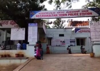 ಬೀದರ್ನಲ್ಲಿ ಸಿನಿಮೀಯ ಶೈಲಿಯಲ್ಲಿ ದರೋಡೆ | 23 ಲಕ್ಷಕ್ಕೂ ಅಧಿಕ ಮೌಲ್ಯದ ಚಿನ್ನಾಭರಣ ದೋಚಿ ಖದೀಮರು ಎಸ್ಕೇಪ್