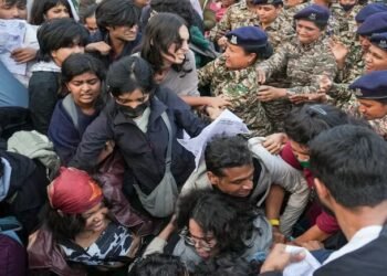 ಹಿಂಸಾಚಾರಕ್ಕೆ ತಿರುಗಿದ ದಿಲ್ಲಿ ಮಾಲಿನ್ಯ ವಿರೋಧಿ ಪ್ರತಿಭಟನೆ : ಪೊಲೀಸರ ಮೇಲೆ ಪೆಪ್ಪರ್ ಸ್ಪ್ರೇ ದಾಳಿ, ನಕ್ಸಲ್ ನಾಯಕ ‘ಹಿಡ್ಮಾ’ ಪರ ಘೋಷಣೆ