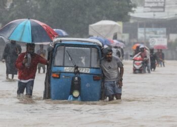 ಶ್ರೀಲಂಕಾದಲ್ಲಿ ‘ದಿತ್ವಾ’ ಚಂಡಮಾರುತದ ರುದ್ರನರ್ತನ : ಸಾವಿನ ಸಂಖ್ಯೆ 123ಕ್ಕೆ ಏರಿಕೆ, 130 ಮಂದಿ ನಾಪತ್ತೆ!