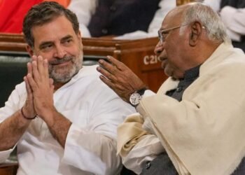 ಸಿದ್ದು-ಡಿಕೆಶಿ ಬ್ರೇಕ್​ಫಾಸ್ಟ್ ಮೀಟಿಂಗ್‌ ಬೆನ್ನಲ್ಲೇ ಡೆಲ್ಲಿಯಲ್ಲಿ ಹೈವೋಲ್ಟೇಜ್‌ ಸಭೆ ನಡೆಸಿದ ಖರ್ಗೆ-ರಾಹುಲ್ ಗಾಂಧಿ!