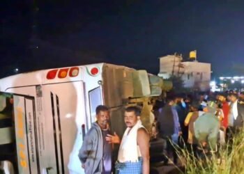 ಚನ್ನರಾಯಪಟ್ಟಣದಲ್ಲಿ ಸರಣಿ ಅಪಘಾತ | ಬಸ್‌ ಪಲ್ಟಿ, ಬೈಕ್‌ ಸವಾರ ಸಾವು ; ನಜ್ಜುಗುಜ್ಜಾದ ಕಾರು