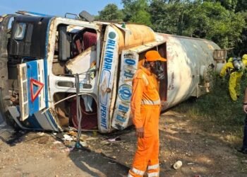 ಕಾರವಾರದಲ್ಲಿ ಚಾಲಕನ ನಿಯಂತ್ರಣ ತಪ್ಪಿ ಗ್ಯಾಸ್ ಟ್ಯಾಂಕರ್ ಪಲ್ಟಿ | ಅಂಕೋಲಾ-ಯಲ್ಲಾಪುರ ‌ಹೆದ್ದಾರಿ ಸಂಚಾರ ಬಂದ್