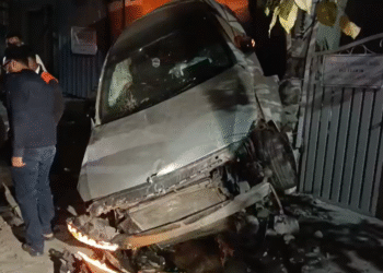 ಚಾಲಕನ ನಿಯಂತ್ರಣ ತಪ್ಪಿ ಕಾಂಪೌಂಡ್‌ಗೆ ಗುದ್ದಿದ ಕಾರು | ತಪ್ಪಿದ ಭಾರೀ ಅನಾಹುತ