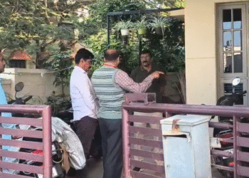 ಧಾರವಾಡದಲ್ಲಿ ಬೆಳ್ಳಂಬೆಳಿಗ್ಗೆ ಲೋಕಾ ಶಾಕ್‌ | ಕೃಷಿ ಇಲಾಖೆ ಜಂಟಿ ನಿರ್ದೇಶಕನ ಮನೆ ಮೇಲೆ ದಾಳಿ