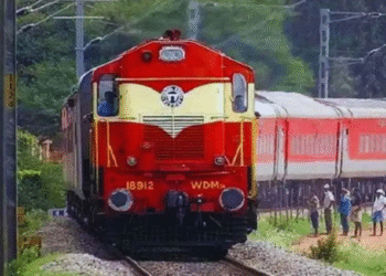 ರೈಲ್ವೆ ಪರೀಕ್ಷೆಯಲ್ಲಿ ಮತ್ತೆ ಕನ್ನಡಕ್ಕೆ ಕೊಕ್ | ಬೆಂಗಳೂರು ಕರ್ನಾಟದಲ್ಲಿ ಇಲ್ವಾ..? ಕನ್ನಡ ಹೋರಾಟಗಾರರ ಆಕ್ರೋಶ!