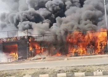 ಹುಬ್ಬಳ್ಳಿ | ಆಕಸ್ಮಿಕವಾಗಿ ಧಗಧಗನೇ ಹೊತ್ತಿ ಉರಿದ ಅಂಗಡಿಗಳು