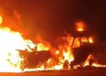 ಎರಡು ಕಾರುಗಳ ನಡುವೆ ಭೀಕರ ಅಪಘಾತ | ನಡುರಸ್ತೆಯಲ್ಲೇ ಧಗಧಗಿಸಿದ ವಾಹನಗಳು