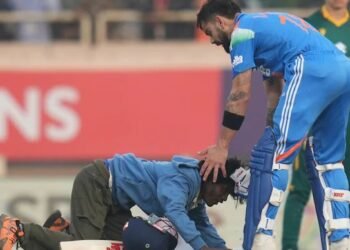 ಕೊಹ್ಲಿ ಕಾಲಿಗೆ ಬಿದ್ದ ಅಭಿಮಾನಿ ; ಶತಕದ ಸಂಭ್ರಮದ ನಡುವೆ ಭದ್ರತಾ ಲೋಪ