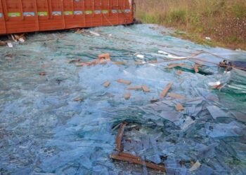 ಗಾಜು ತುಂಬಿದ ಲಾರಿಗೆ ಬೈಕ್ ಡಿಕ್ಕಿ | ಇಬ್ಬರು ಗಂಭೀರ!