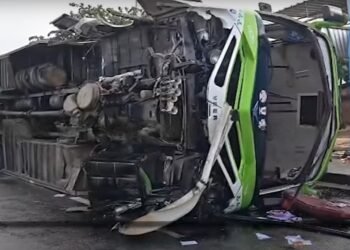 ಕೋಲಾರ | ಡಿವೈಡರ್‌ಗೆ ಡಿಕ್ಕಿಯಾಗಿ ಖಾಸಗಿ ಬಸ್ ಪಲ್ಟಿ.. ಓರ್ವ ಮಹಿಳೆ ಸಾವು, ಹಲವರಿಗೆ ಗಾಯ