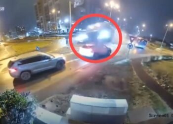 ವೇಗವಾಗಿ ಬಂದ ಚಾಲಕ | ವಿಮಾನದಂತೆ ಹಾರಿದ ಮರ್ಸಿಡಿಸ್ ಕಾರು