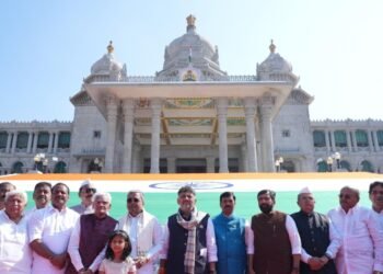 ವಿಶ್ವದ ಅತಿದೊಡ್ಡ ಖಾದಿ ರಾಷ್ಟ್ರ ಧ್ವಜ ಅನಾವರಣಗೊಳಿಸಿದ ಸಿಎಂ ಸಿದ್ದರಾಮಯ್ಯ